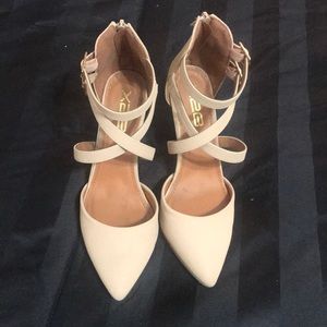 Nude pumps